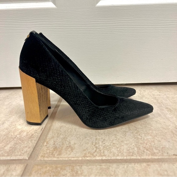 CALVIN KLEIN 'Neema' Pointy Toe Pump In Black Velvet golden heels womens size 6M - Picture 2 of 12
